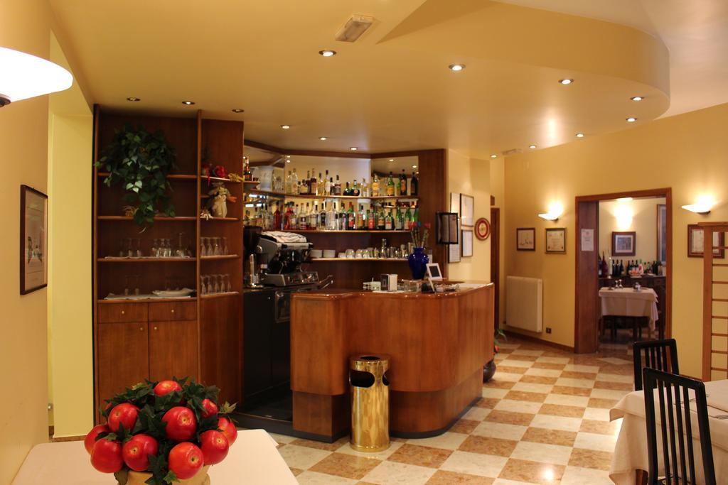 Hotel Ristorante Dotto Varago エクステリア 写真