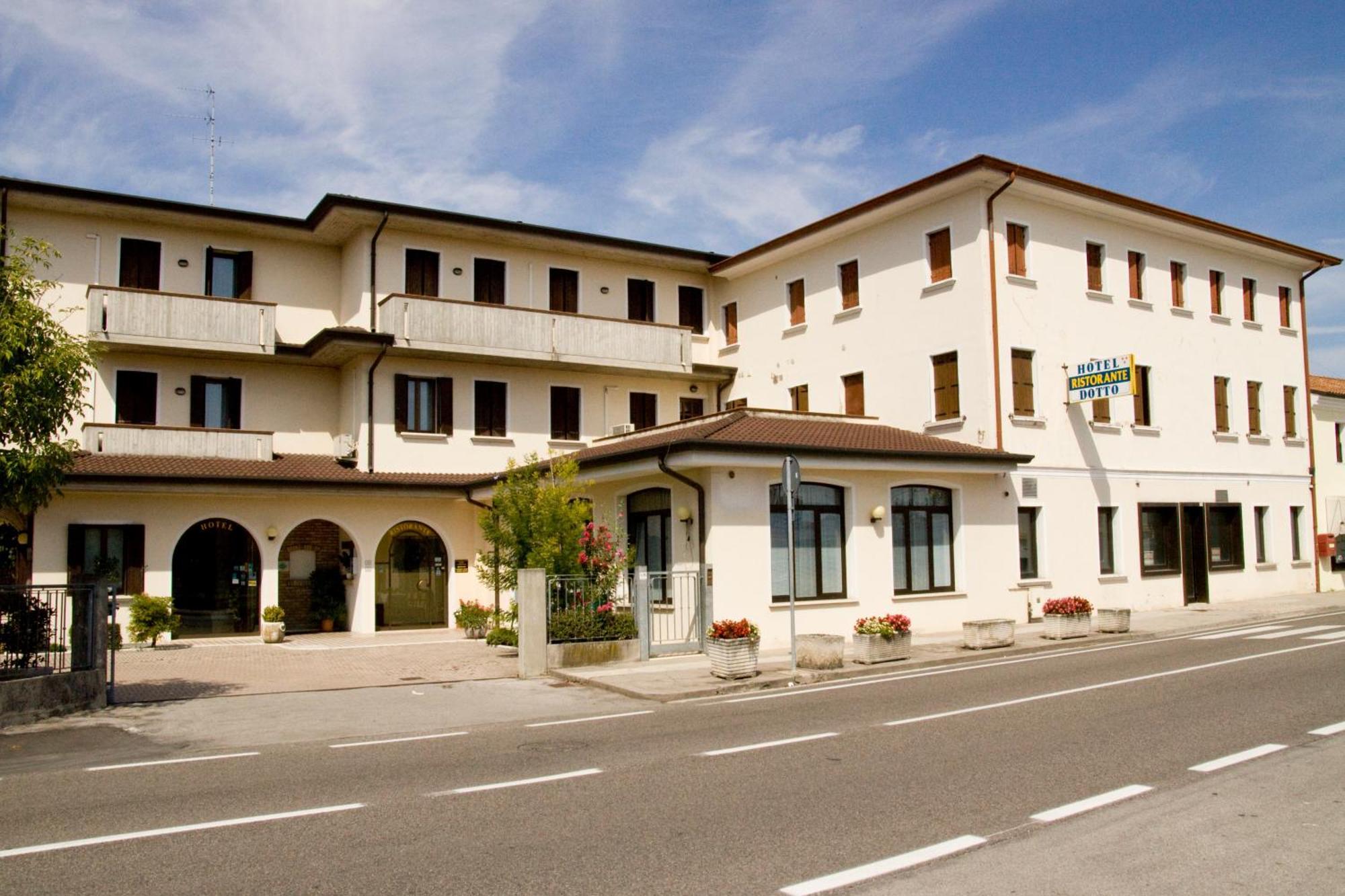 Hotel Ristorante Dotto Varago エクステリア 写真