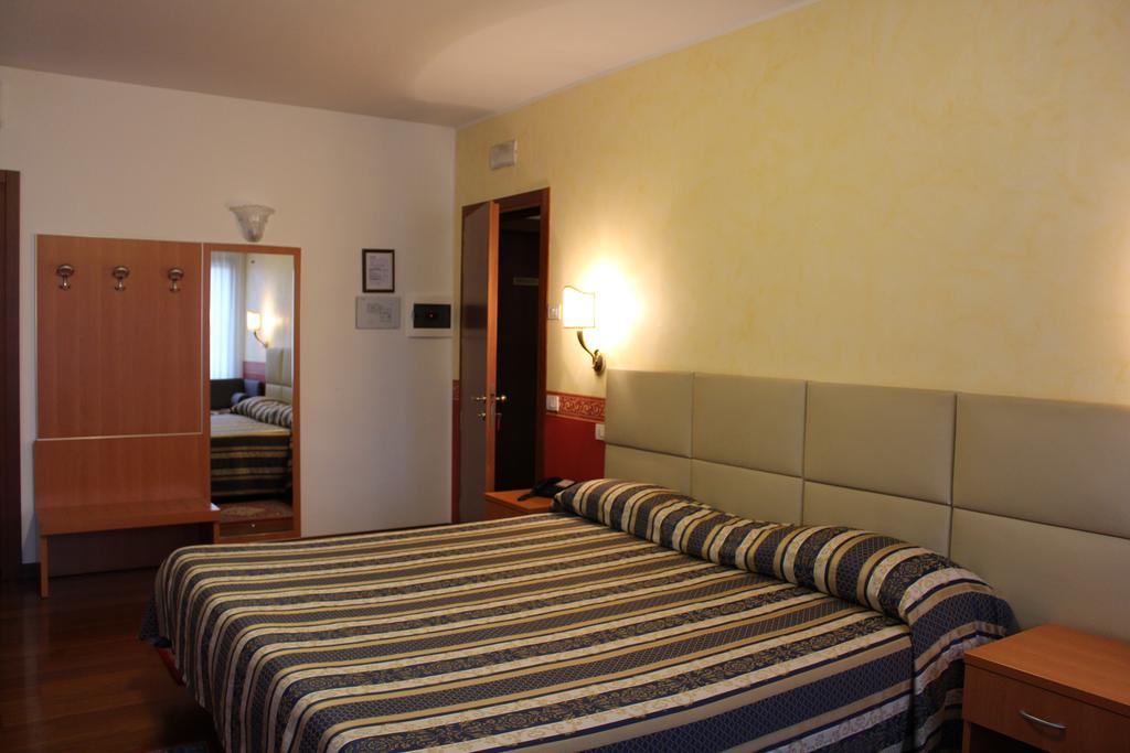 Hotel Ristorante Dotto Varago エクステリア 写真